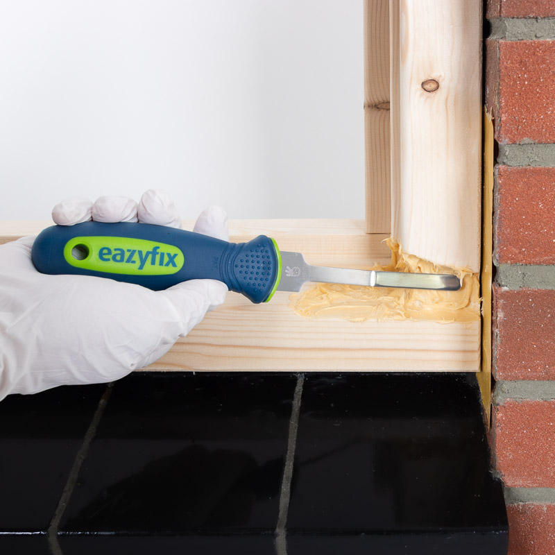 Met het Aanbrandmes wordt het te repareren kozijn aangebrand met de Premium Houtrotvuller